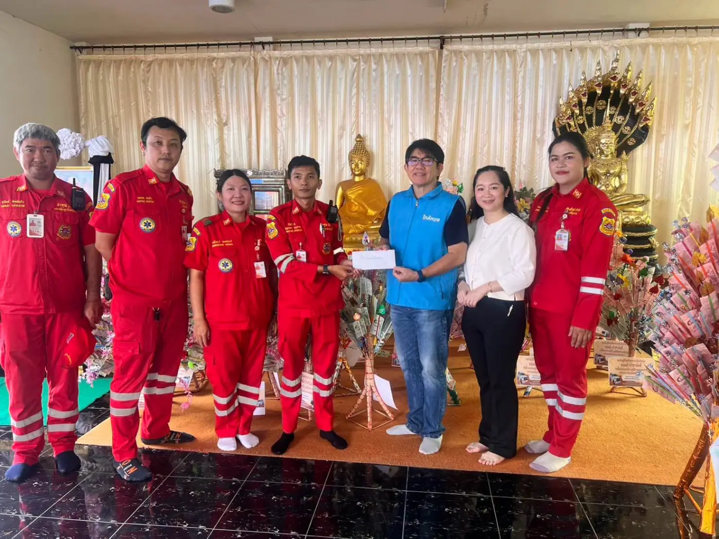 ร่วมทอดผ้าป่าสามัคคี สมทบทุนจัดซื้อรถกระบะกู้ภัย มูลนิธิเพชรเกษมลำพูน — ภาพที่ 2