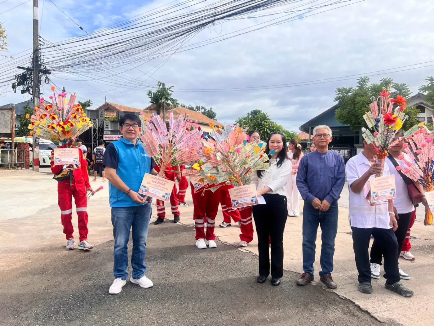 ร่วมทอดผ้าป่าสามัคคี สมทบทุนจัดซื้อรถกระบะกู้ภัย มูลนิธิเพชรเกษมลำพูน — ภาพที่ 4