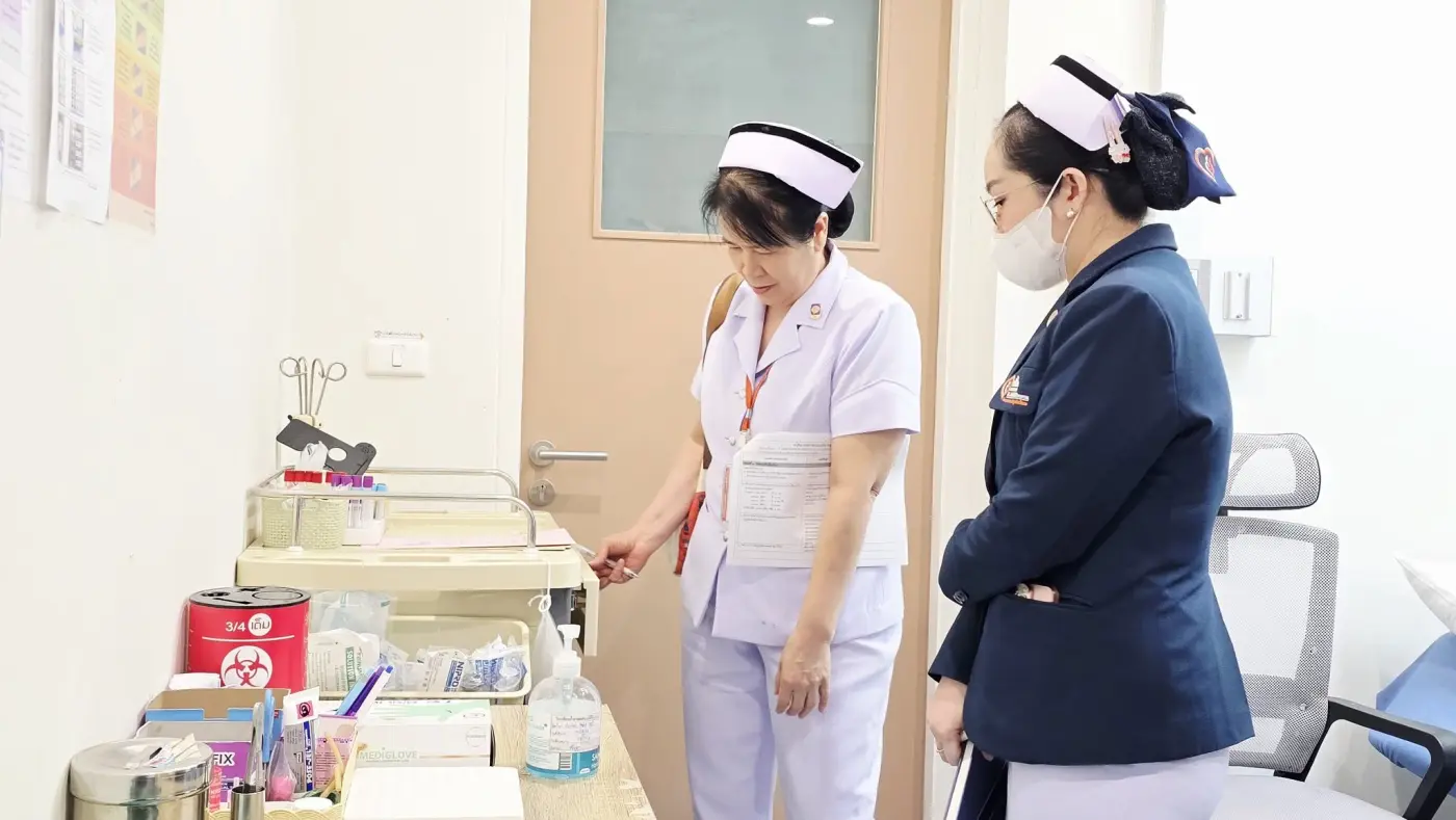 ต้อนรับคณะผู้ตรวจประเมินมาตรฐานการให้บริการของสถานพยาบาล ประจำปี 2569 — ภาพที่ 6